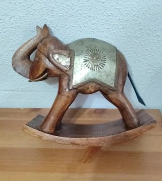 Elefante balancín de madera y metal