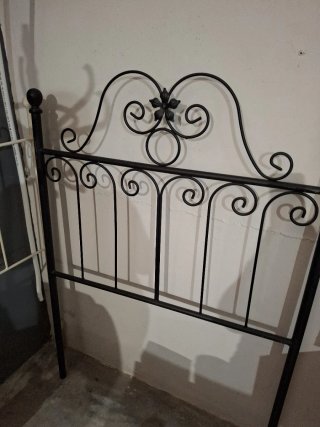 Cabecero de forja blanco y negro. 15 eur/ cada uno