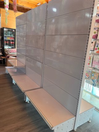 Estanterías de comercio metálicas blancas