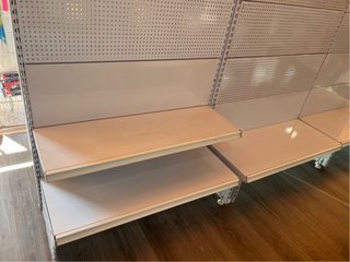 Estanterías de comercio metálicas blancas