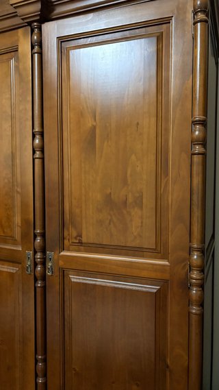 Armario de madera maciza