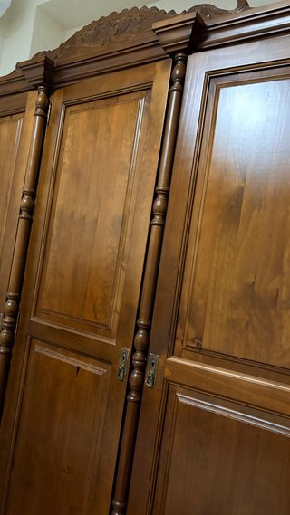 Armario de madera maciza