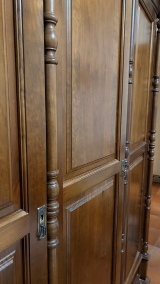Armario de madera maciza