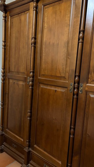 Armario de madera maciza