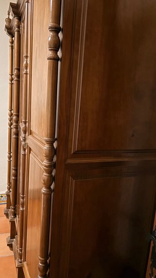 Armario de madera maciza