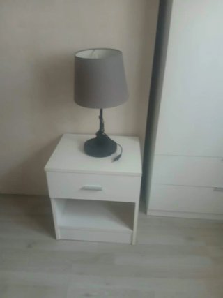Mesita de noche blanca con cajón