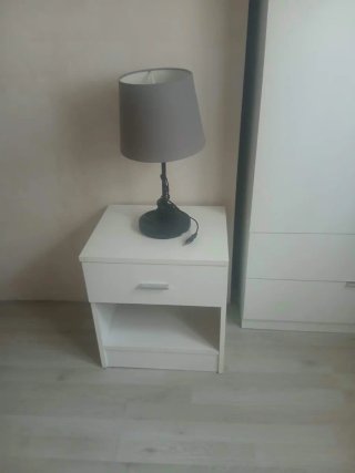Mesita de noche blanca con cajón