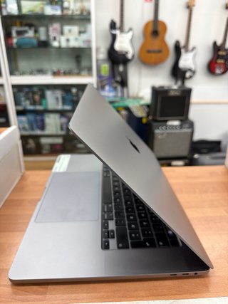 MacBook Pro 16” 2019 i7 16GB RAM 2TB SSD