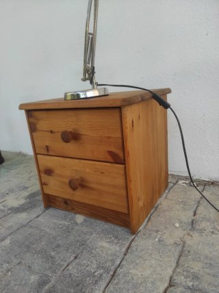 Cajonera de madera con lámpara