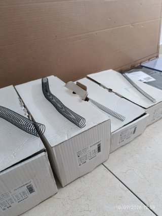 Encuadernadora con material para encuadernar