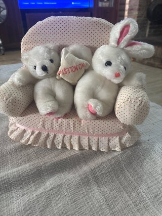 Sillón de peluche con conejito y oso