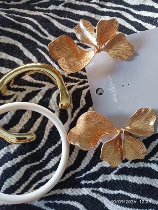 Pendientes BIJOU BRIGITTE hoja dorados y pulseras