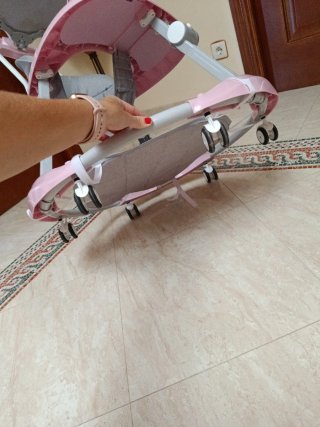Andador bebé rosa con capota