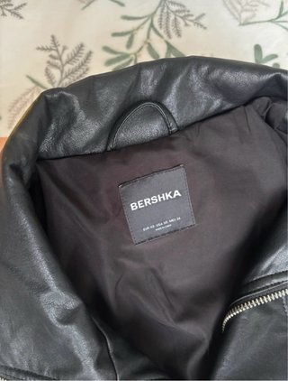 Cazadora efecto piel negra