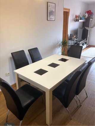 Mesa de comedor blanca y negra