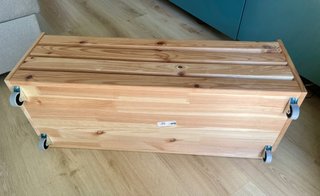 Caja de madera pino con ruedas 78x30cm