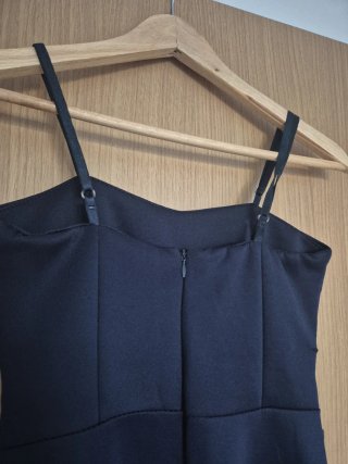 Vestido azul marino casi negro de tirantes