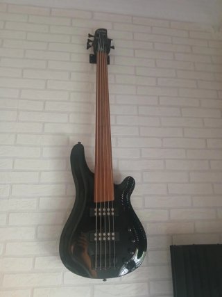Bajo Harley Benton 5 cuerdas sin trastes