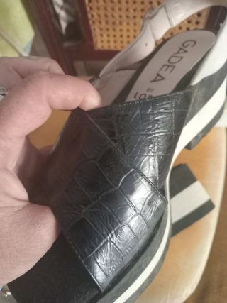 Sandalias GADEA negras y blancas