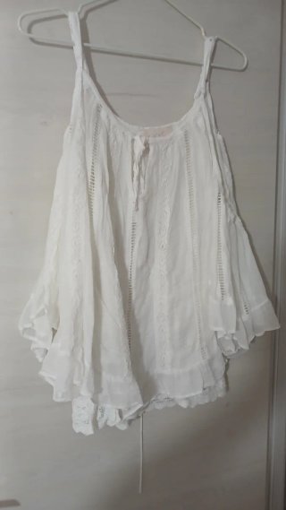 Top blanco con tirantes y encaje