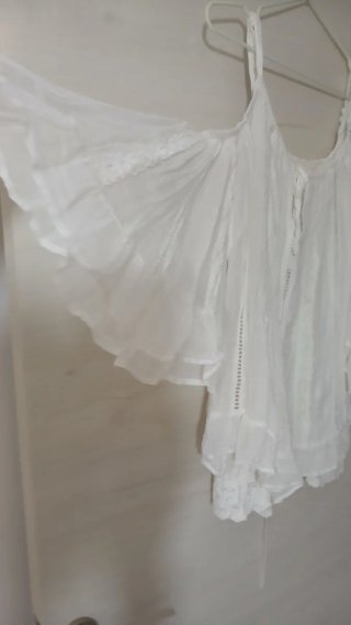 Top blanco con tirantes y encaje