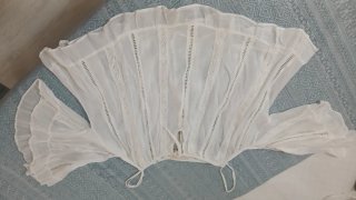 Top blanco con tirantes y encaje