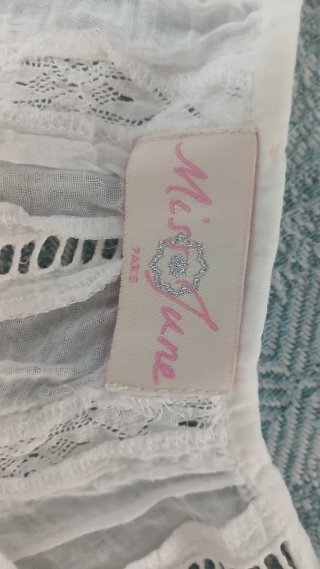 Top blanco con tirantes y encaje