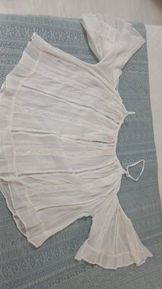 Top blanco con tirantes y encaje