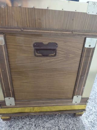 Baúl antiguo madera y metal