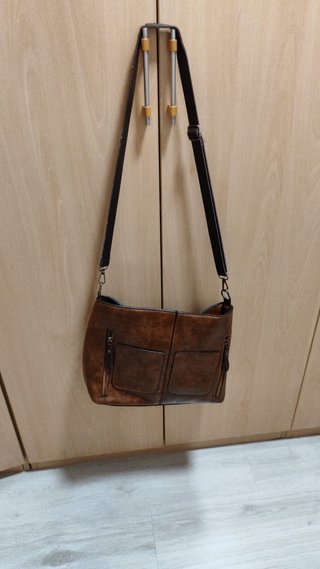 Bolso marrón de piel sintética