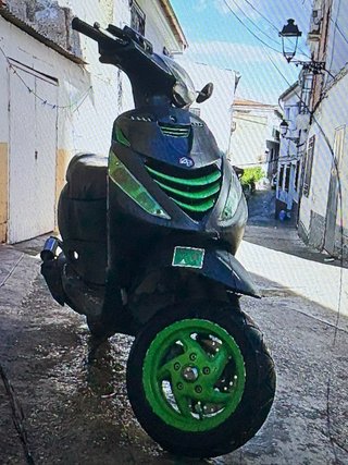 Piaggio Zip Scooter Negra y Verde