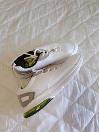 Zapatillas deportivas blancas y verdes