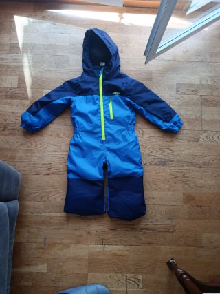 Mono de nieve azul marino para niño
