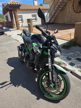 Kawasaki Z900 2023 Negra y Verde