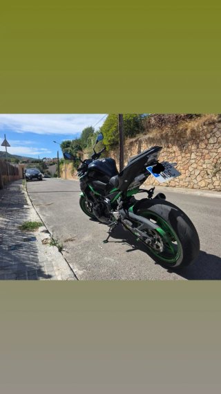 Kawasaki Z900 2023 Negra y Verde