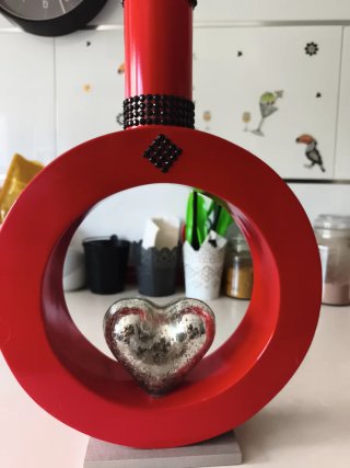 Jarrón Decorativo Rojo con Corazón Plateado.