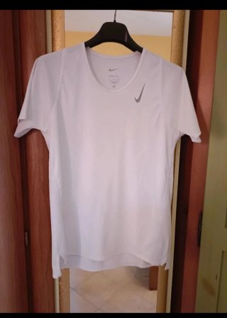 T-shirt sportiva donna Nike bianca