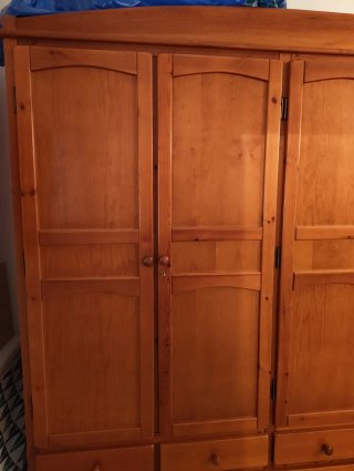 Armario de madera maciza