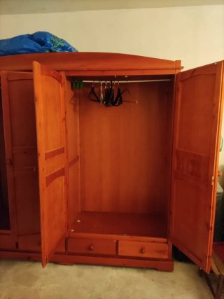 Armario de madera maciza