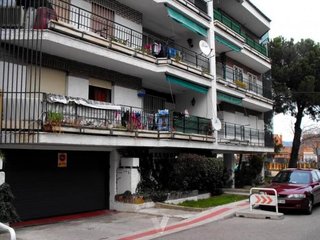SE ALQUILA Apartamento en urb. Entresierras