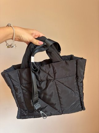 Bolso negro acolchado