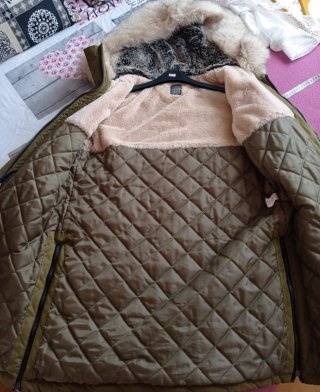 Parka verde talla 40 grande con capucha