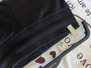 Pantalón negro acampanado