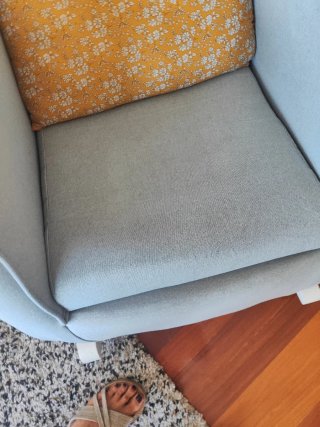 Butaca mecedora gris con cojín lactancia