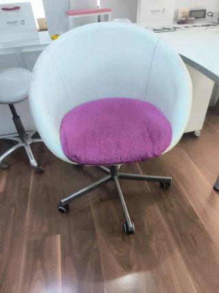 Sillón blanco y morado
