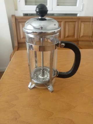 Cafetera de émbolo de cristal y metal