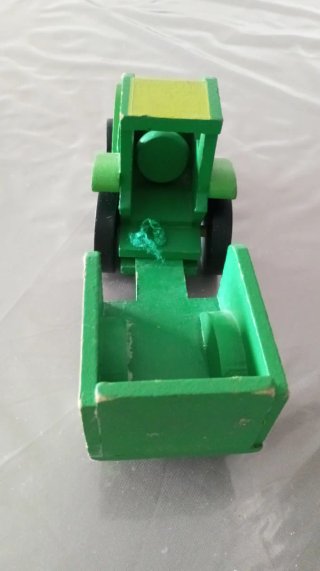 Tractor de madera verde con remolque