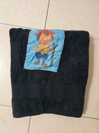 Toalha de banho preta com logo escuteiros