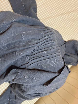 Blusa azul con líneas de brillo