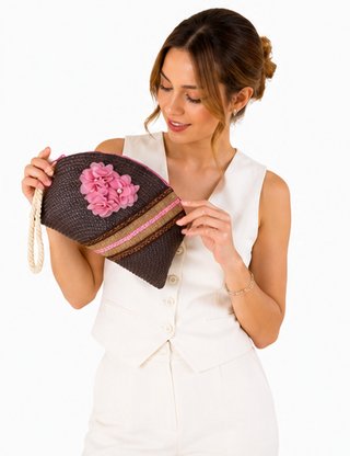 Bolso de mano artesanal con flor